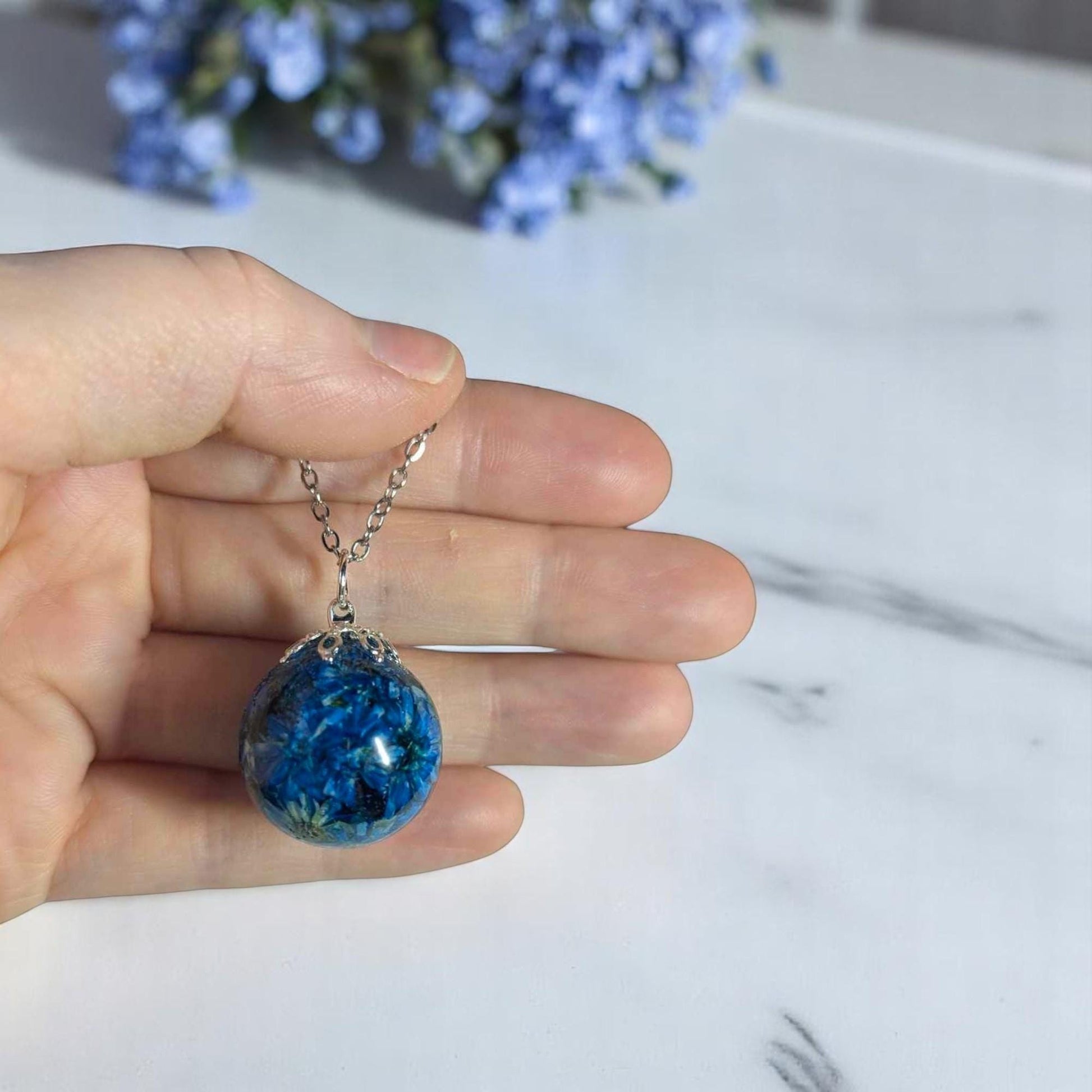 Handmade resin pendant necklace with real dried daisy flowers – nature-inspired botanical jewelry and meaningful gift for her.